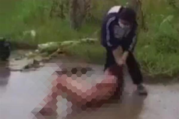 Nữ sinh lớp 11 bị bạn lột đồ, làm nhục giữa đường-1