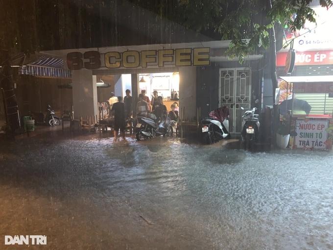 Bão Maon quật đổ cây xanh ở Quảng Ninh, Hải Phòng ngập nhiều tuyến phố-9