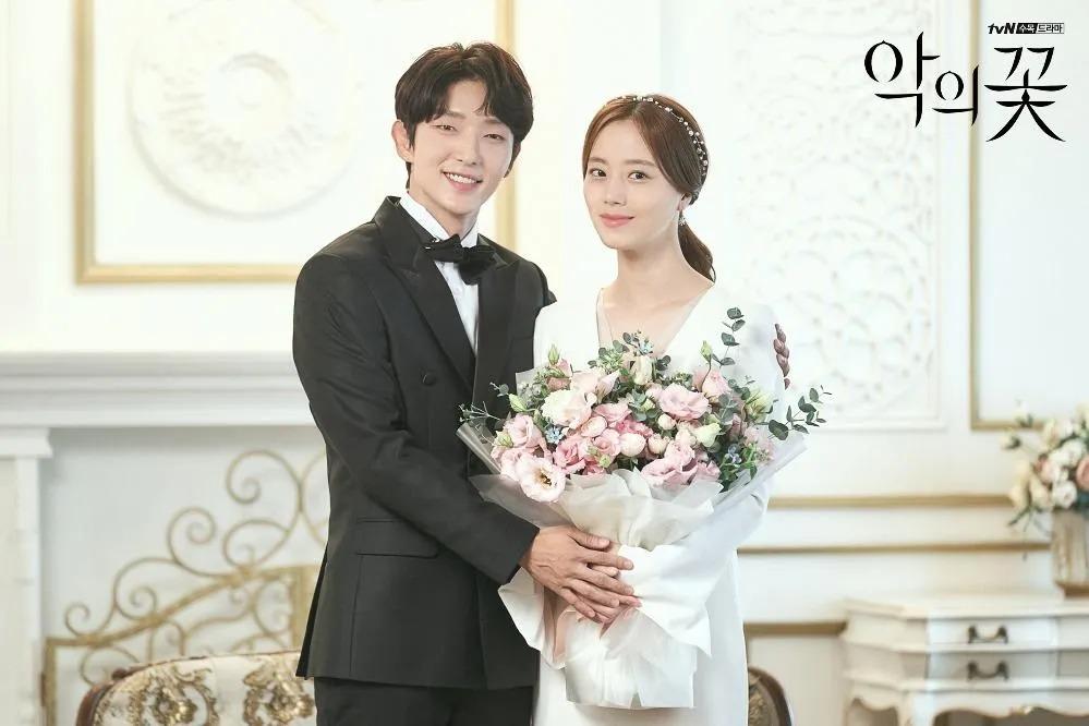 Lee Jong Suk - Yoona và những cặp vợ chồng được yêu thích trên phim Hàn-9