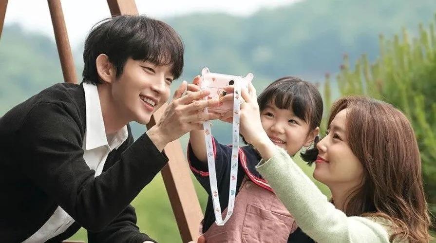 Lee Jong Suk - Yoona và những cặp vợ chồng được yêu thích trên phim Hàn-10