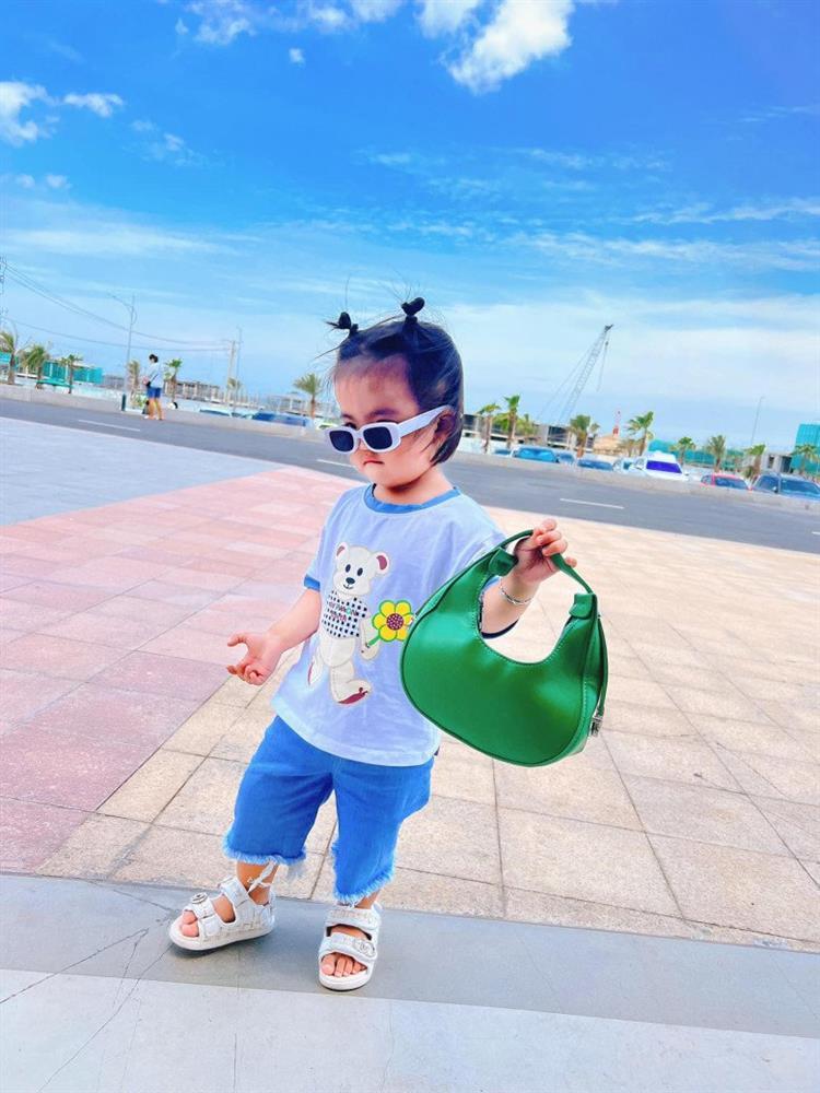 Xài trộm túi mẹ, ái nữ Mạc Văn Khoa điệu kém xa con trai Lệ Quyên-4