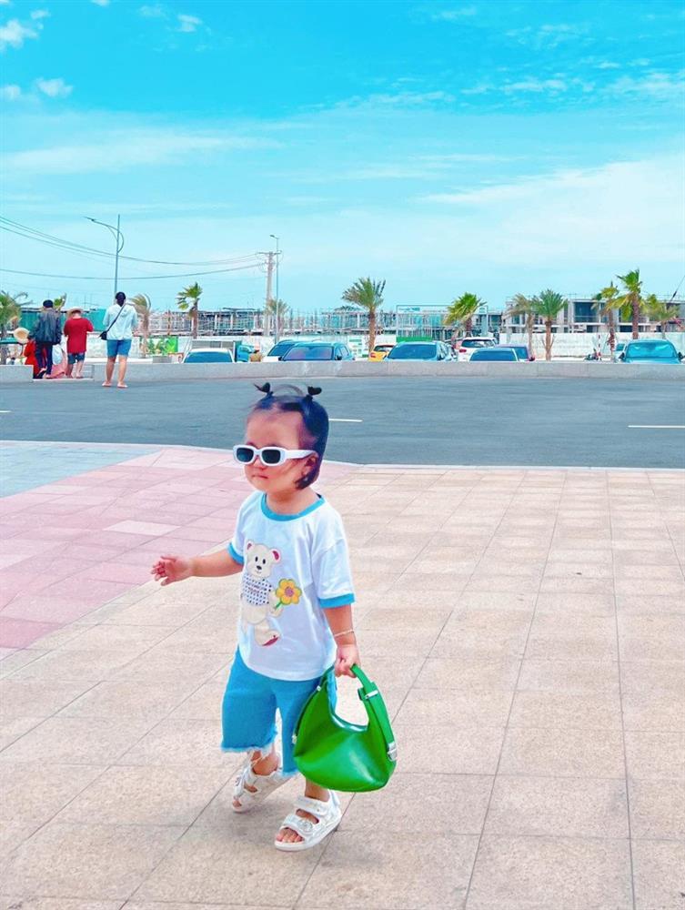 Xài trộm túi mẹ, ái nữ Mạc Văn Khoa điệu kém xa con trai Lệ Quyên-3