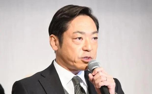 Tài tử Nhật Bản xin lỗi vì sàm sỡ, cởi nội y của một nữ tiếp viên quán bar-1