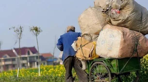 Cụ già nhặt rác trong 3 năm kiếm tiền tỷ nhờ khôn khéo tận dụng thứ này-1