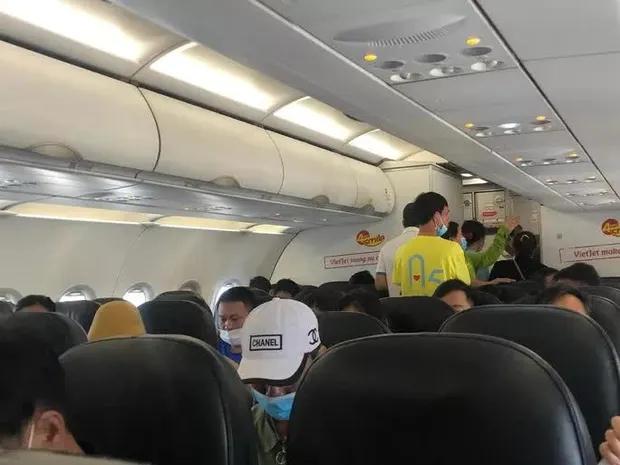 Máy bay bay 5 vòng không thể hạ cánh xuống TP.HCM, phải quay đầu ra Cam Ranh-4