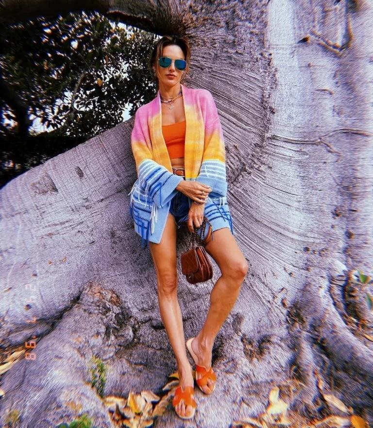 Kendall Jenner, Camila Cabello phối cardigan và bikini thành xu hướng-5