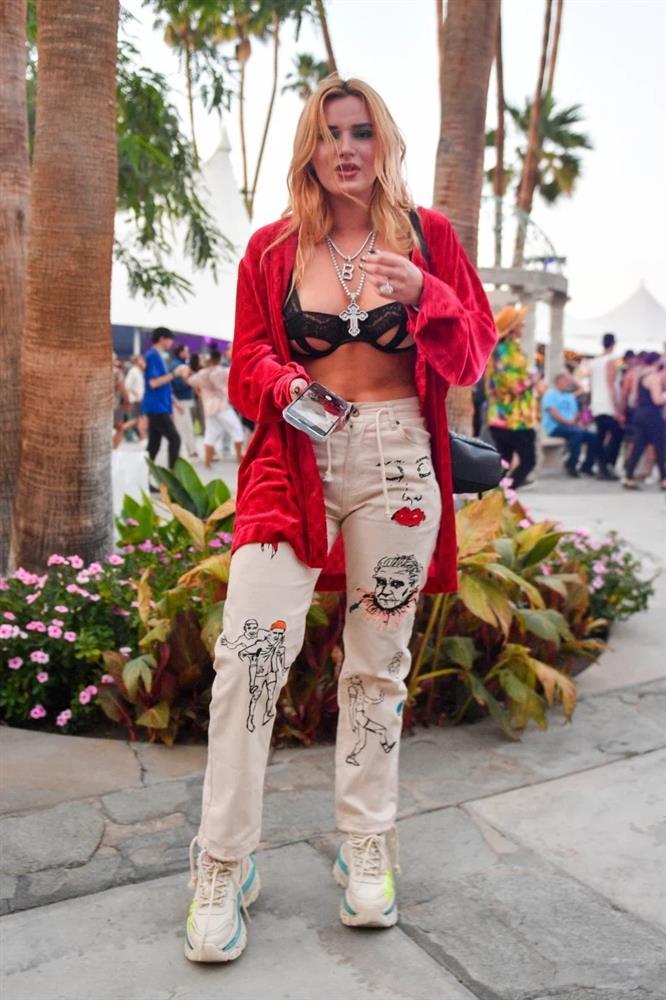 Kendall Jenner, Camila Cabello phối cardigan và bikini thành xu hướng-7