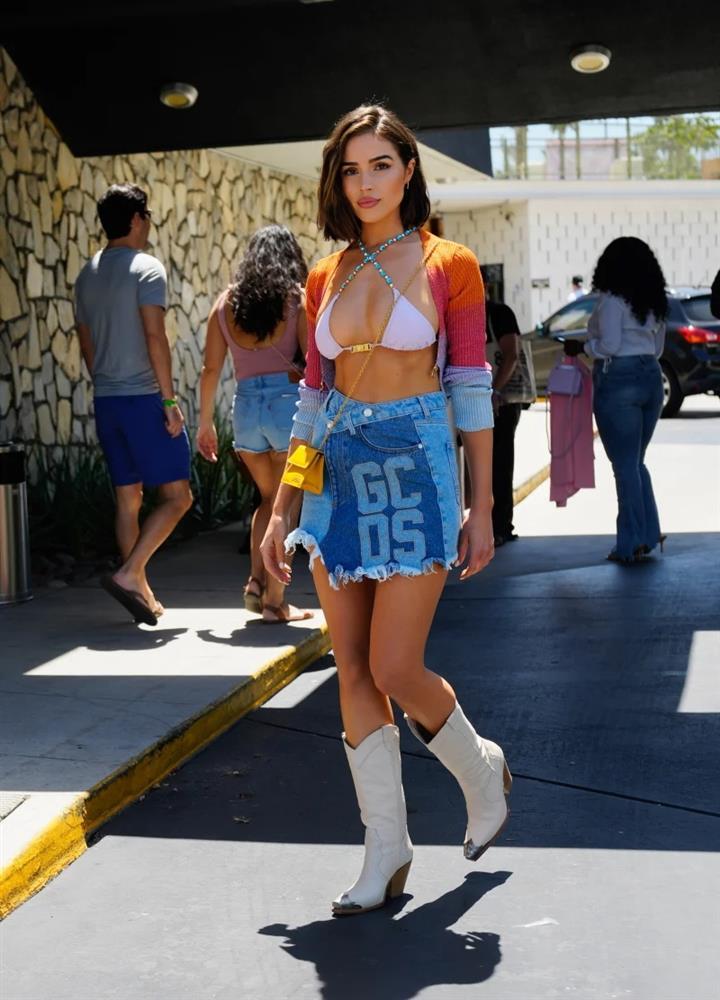 Kendall Jenner, Camila Cabello phối cardigan và bikini thành xu hướng-6