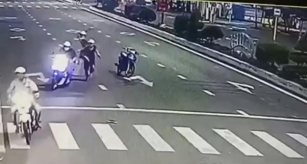 Tạm giữ đối tượng chém người đang dừng đèn đỏ trọng thương-4