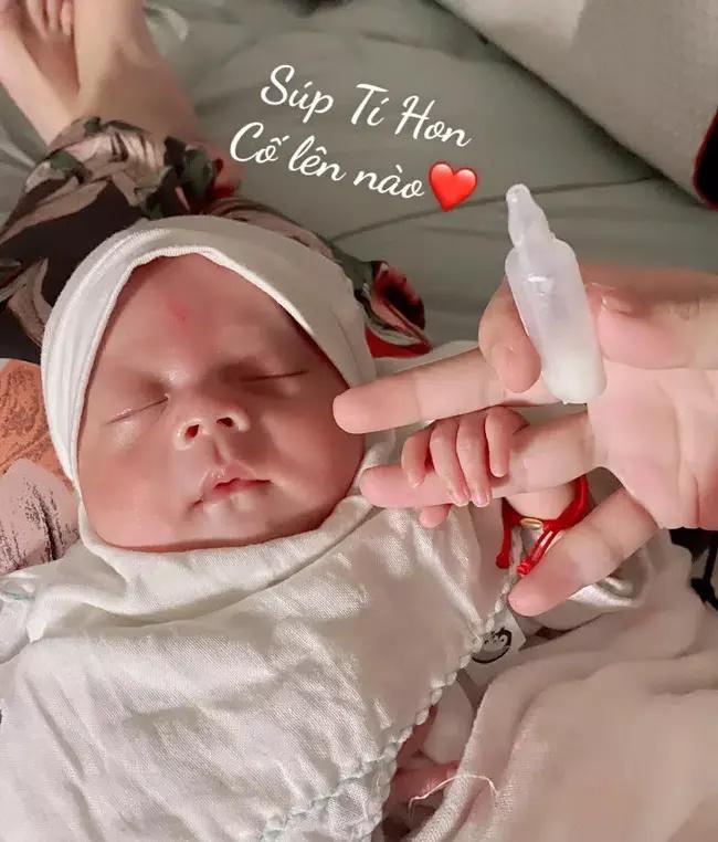 Con thứ 6 nặng 1,1kg của Hằng Túi đổi khác sau 2 năm chào đời-7