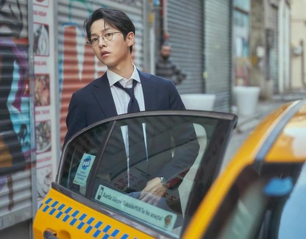 Đóng vai tài phiệt, Song Joong Ki có tạo hình y hệt dượng Tê của Penthouse-1