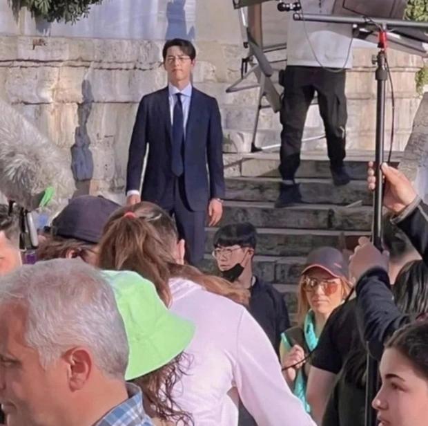 Đóng vai tài phiệt, Song Joong Ki có tạo hình y hệt dượng Tê của Penthouse-3