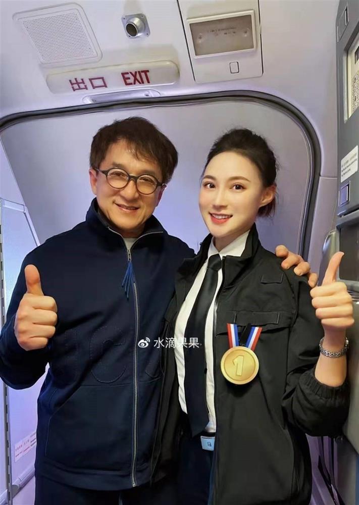 Thành Long gặp rắc rối vì làm điều này với nữ tiếp viên hàng không trẻ đẹp-1