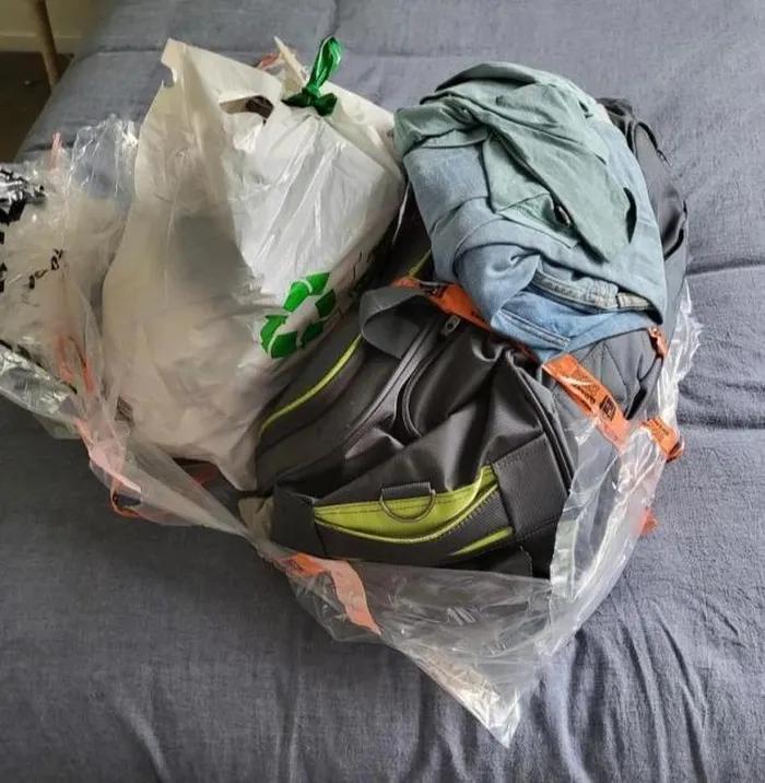 Du khách nhận hành lý như chó gặm, mất toàn bộ đồ đạc bên trong-3