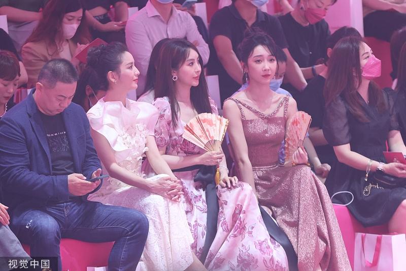 Nhan sắc Đồng Lệ Á lu mờ 2 đàn em chung khung hình-2