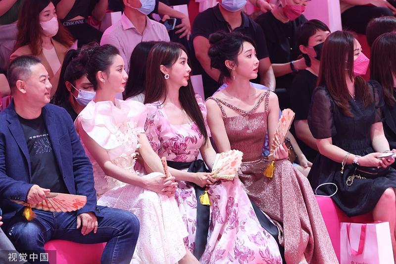 Nhan sắc Đồng Lệ Á lu mờ 2 đàn em chung khung hình-3