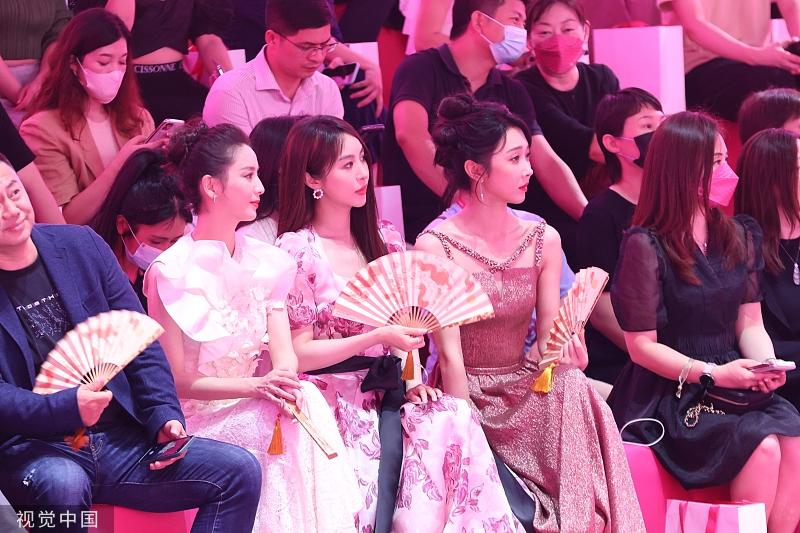 Nhan sắc Đồng Lệ Á lu mờ 2 đàn em chung khung hình-4