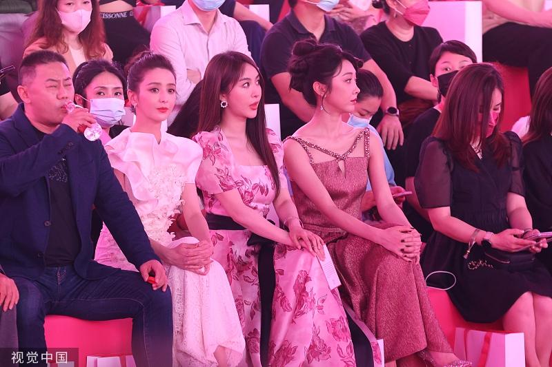 Nhan sắc Đồng Lệ Á lu mờ 2 đàn em chung khung hình-1