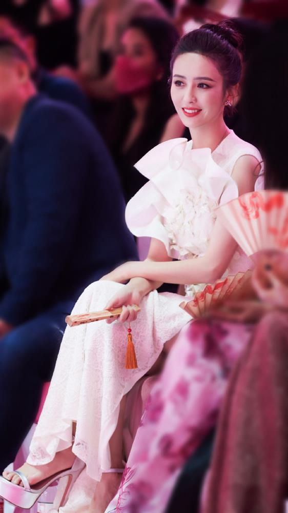 Nhan sắc Đồng Lệ Á lu mờ 2 đàn em chung khung hình-5