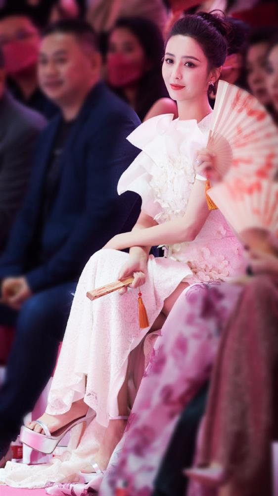 Nhan sắc Đồng Lệ Á lu mờ 2 đàn em chung khung hình-7