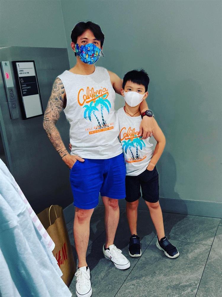 Minh Nhựa mặc quần xà lỏn như đồ ngủ đi họp, đại gia đây ư?-6