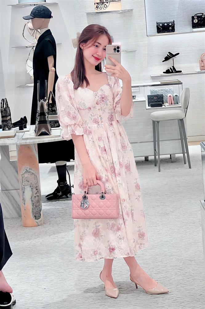 Hòa Minzy thích mix túi trăm triệu đồng với váy áo giá mềm-5