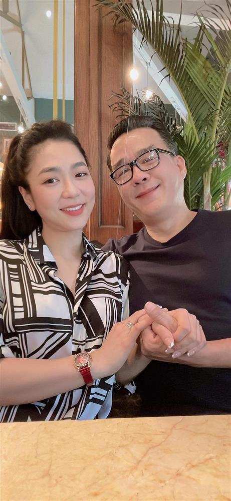 Tin showbiz Việt ngày 27/8: Vua cá Koi rạng ngời bên vợ trẻ-1