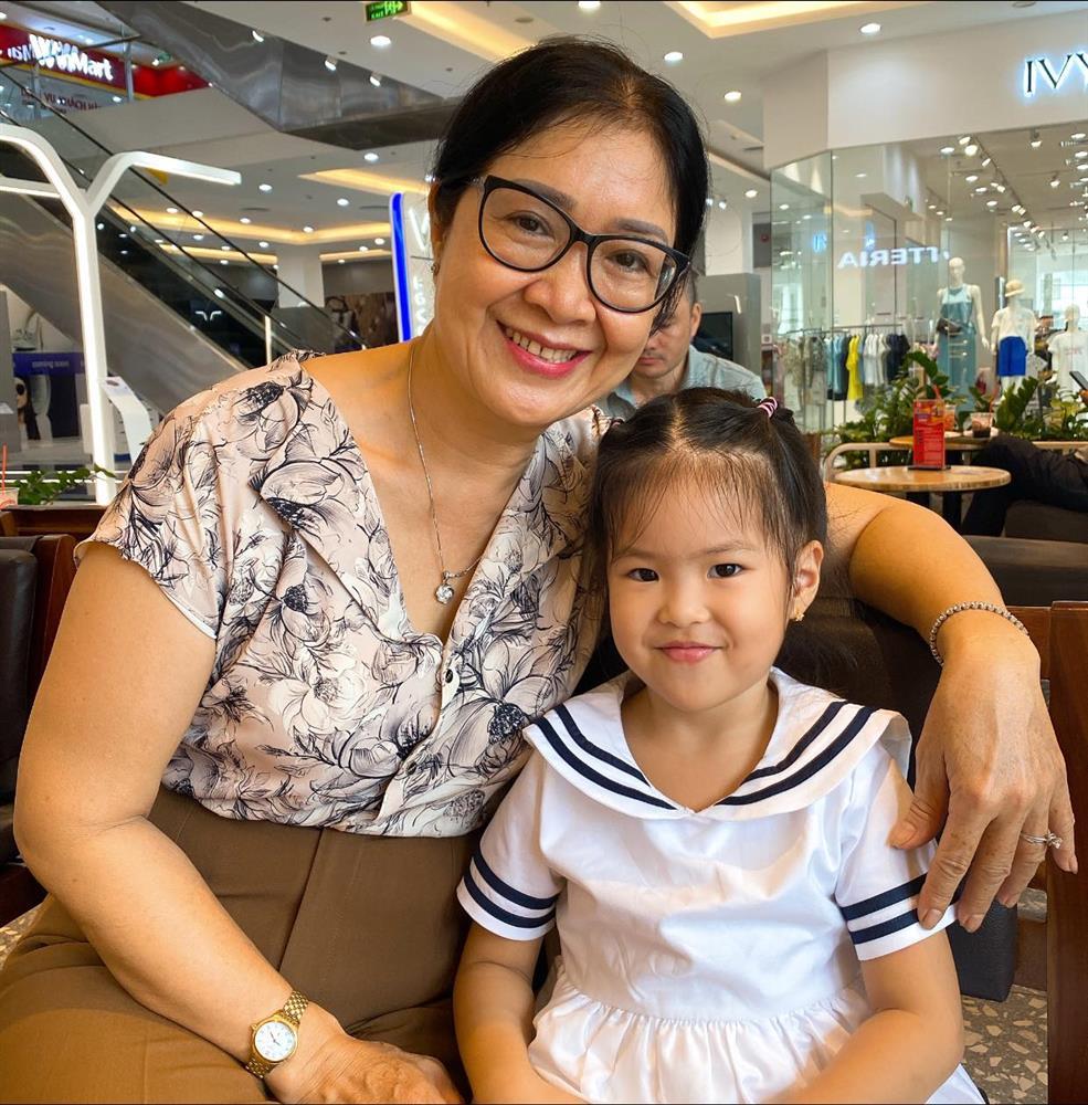 Tin showbiz Việt ngày 27/8: Vua cá Koi rạng ngời bên vợ trẻ-5