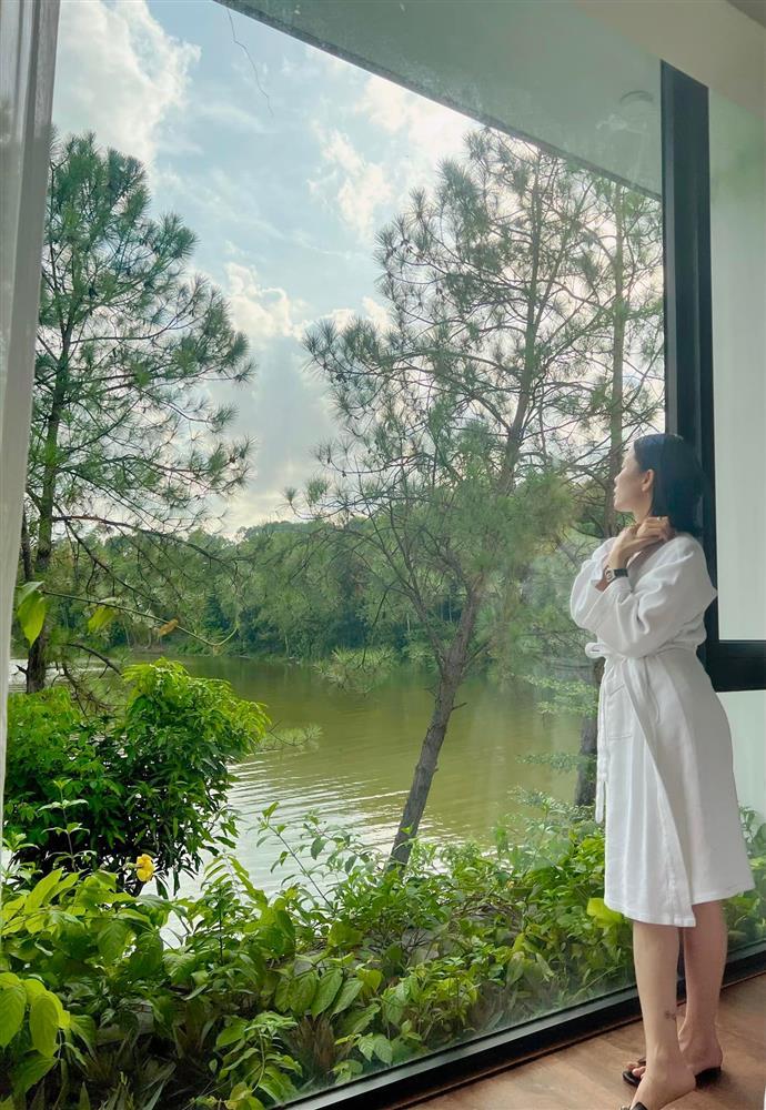 Tin showbiz Việt ngày 27/8: Vua cá Koi rạng ngời bên vợ trẻ-6