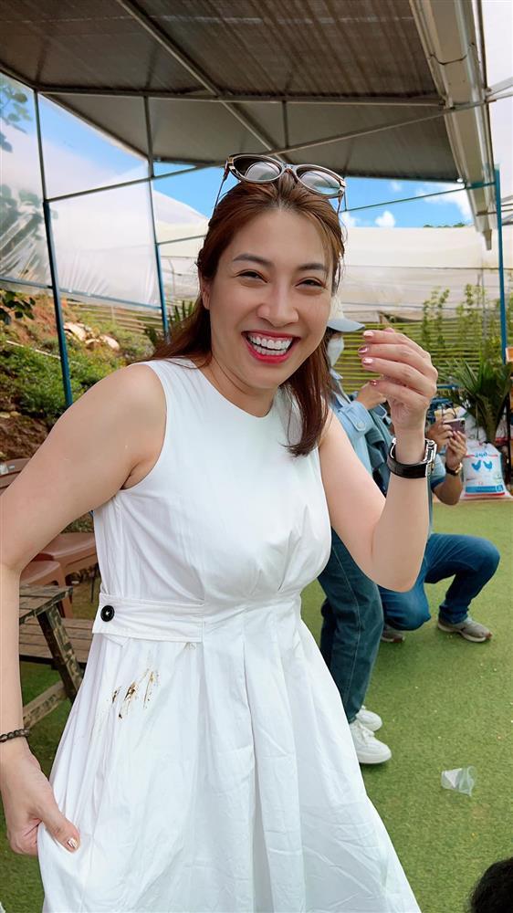 Tin showbiz Việt ngày 27/8: Vua cá Koi rạng ngời bên vợ trẻ-9