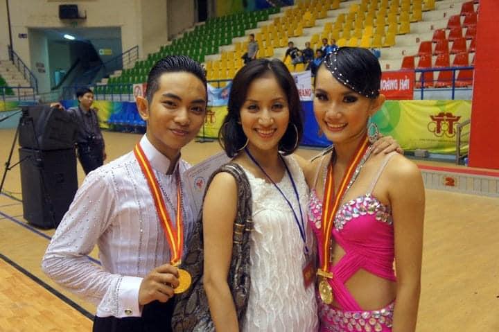 Phan Hiển làm rõ mối quan hệ với cô gái lạ trong ảnh ôm ấp-7