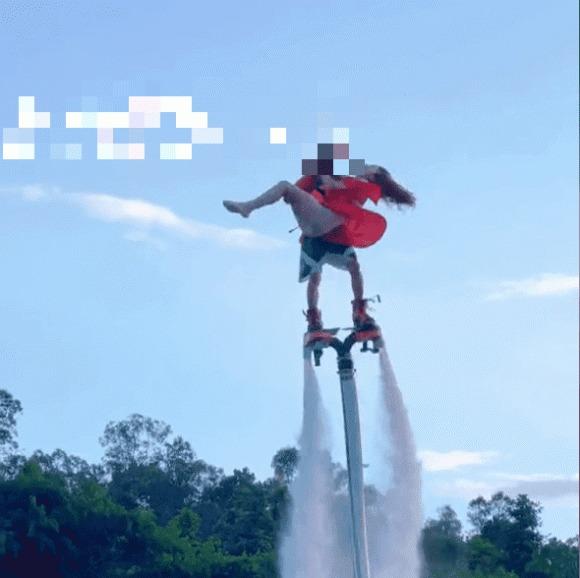 Gái xinh mặc váy ngắn bị tốc ngược khi chơi trượt ván-4