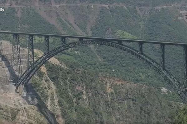 Cung điện nước tráng lệ nằm giữa hồ được xây dựng từ thế kỷ 18-7