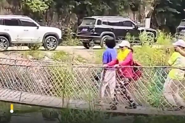 Kiếm bộn tiền từ trò bán chai không khí sạch cho du khách-6