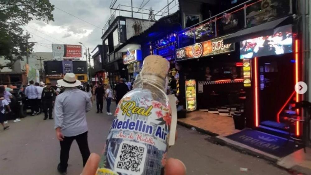 Kiếm bộn tiền từ trò bán chai không khí sạch cho du khách-1