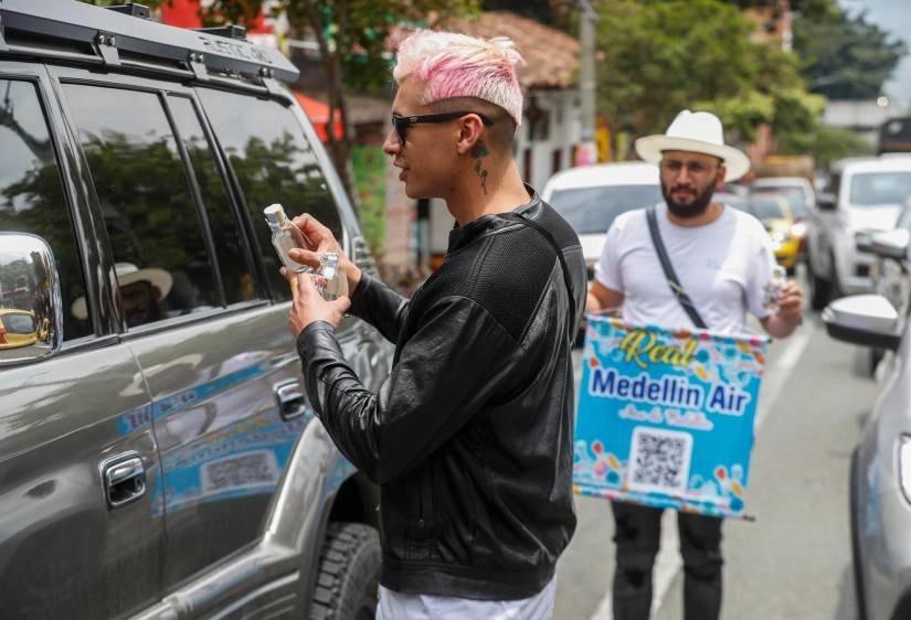 Kiếm bộn tiền từ trò bán chai không khí sạch cho du khách-3