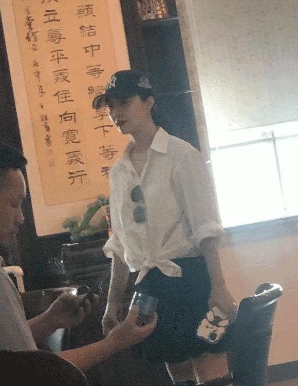 Phạm Băng Băng mặc váy ngắn cũn cỡn, đùi và bắp chân to ngang nhau-1