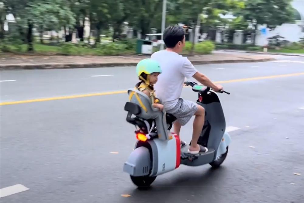 Cường Đô La chở trà xanh dạo phố, bị nhắc vi phạm giao thông-3