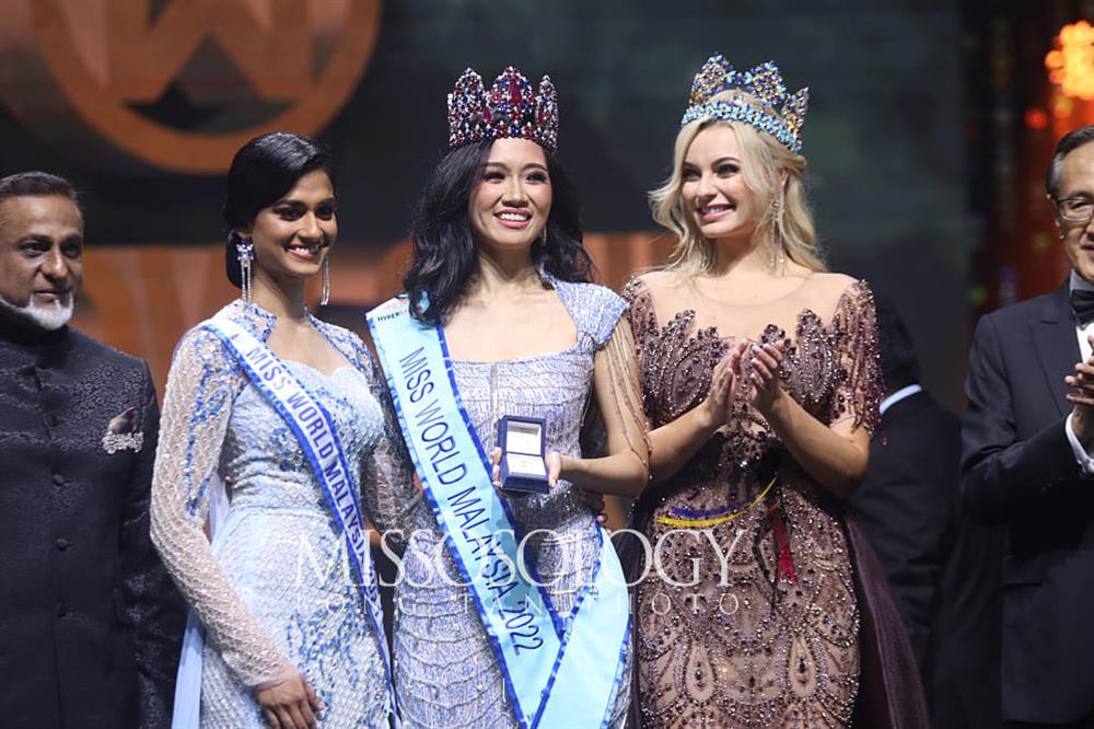 Thùy Tiên trao vương miện tại Malaysia, hoa hậu quốc gia thiệt thòi-8