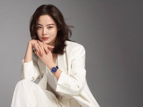 Ác nữ Như Ý Truyện vô tư cởi cúc áo và chỉnh lại ngực-1