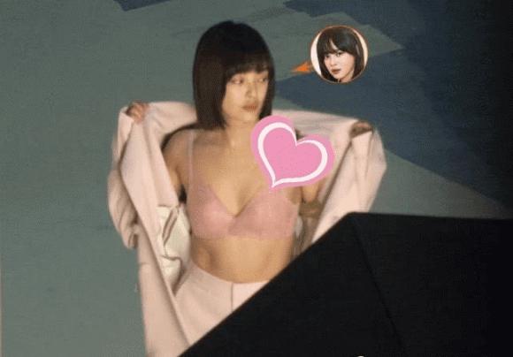 Ác nữ Như Ý Truyện vô tư cởi cúc áo và chỉnh lại ngực-2