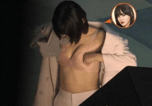 Ác nữ Như Ý Truyện vô tư cởi cúc áo và chỉnh lại ngực-4