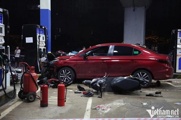 Ớn lạnh bé 10 tuổi ôm vô lăng phà chở khách qua sông-1