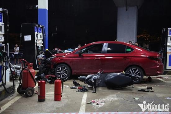 Bắt tạm giam tài xế uống bia tông 8 người bị thương đường Láng