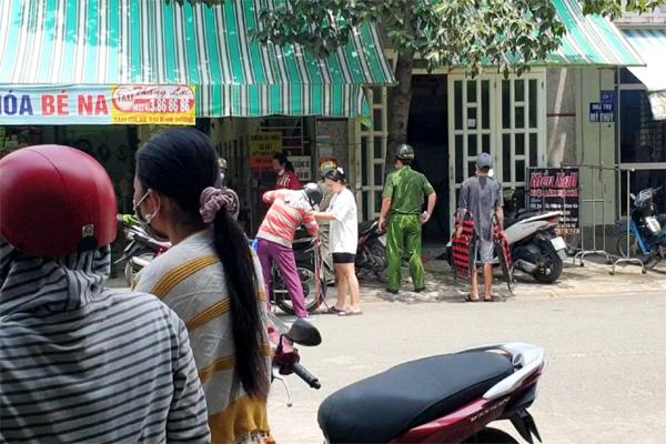 Thanh niên chạy ra đường kêu bạn gái chung phòng đã chết-1