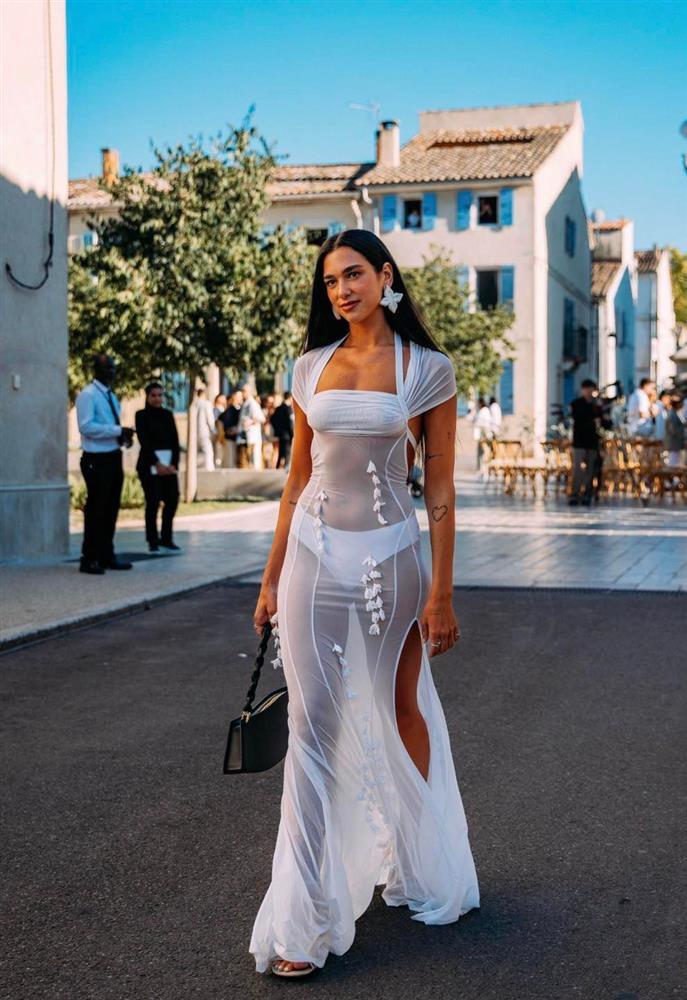 Dua Lipa diện đầm xuyên thấu lộ nội y giật spotlight ở đám cưới-2