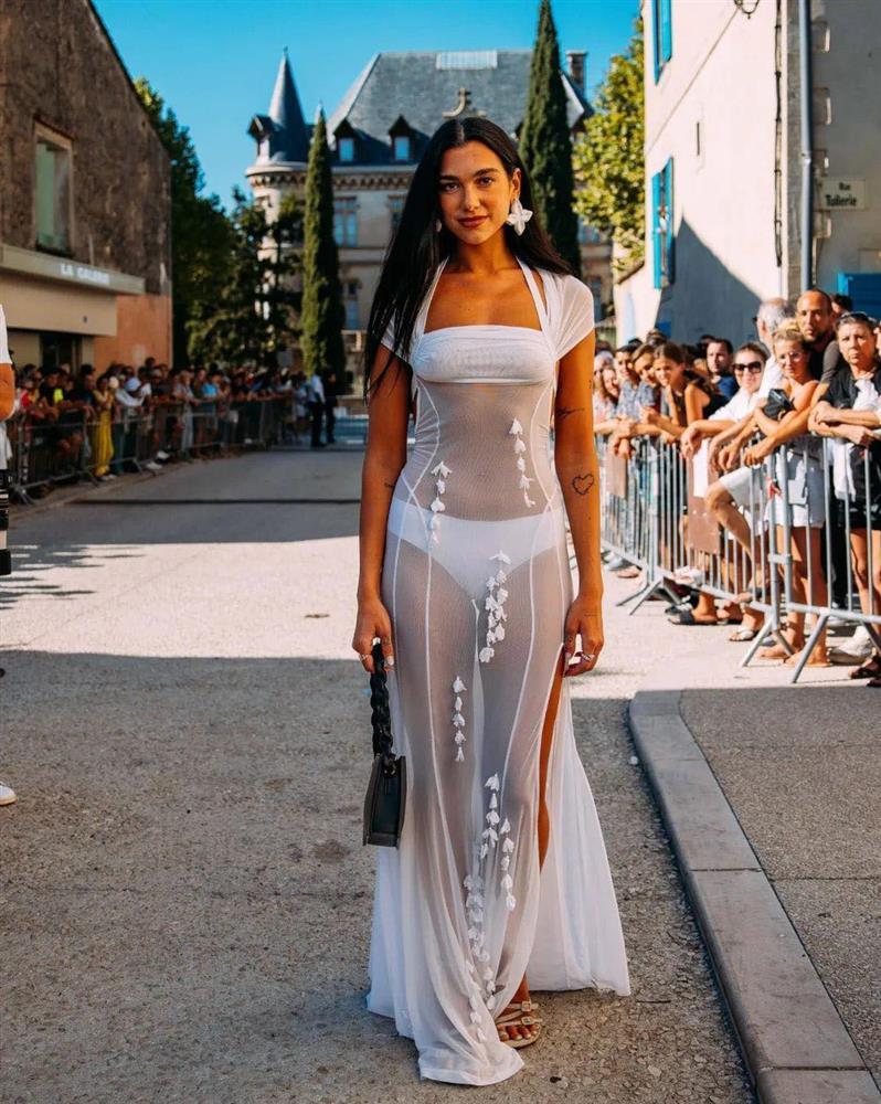 Dua Lipa diện đầm xuyên thấu lộ nội y giật spotlight ở đám cưới-6
