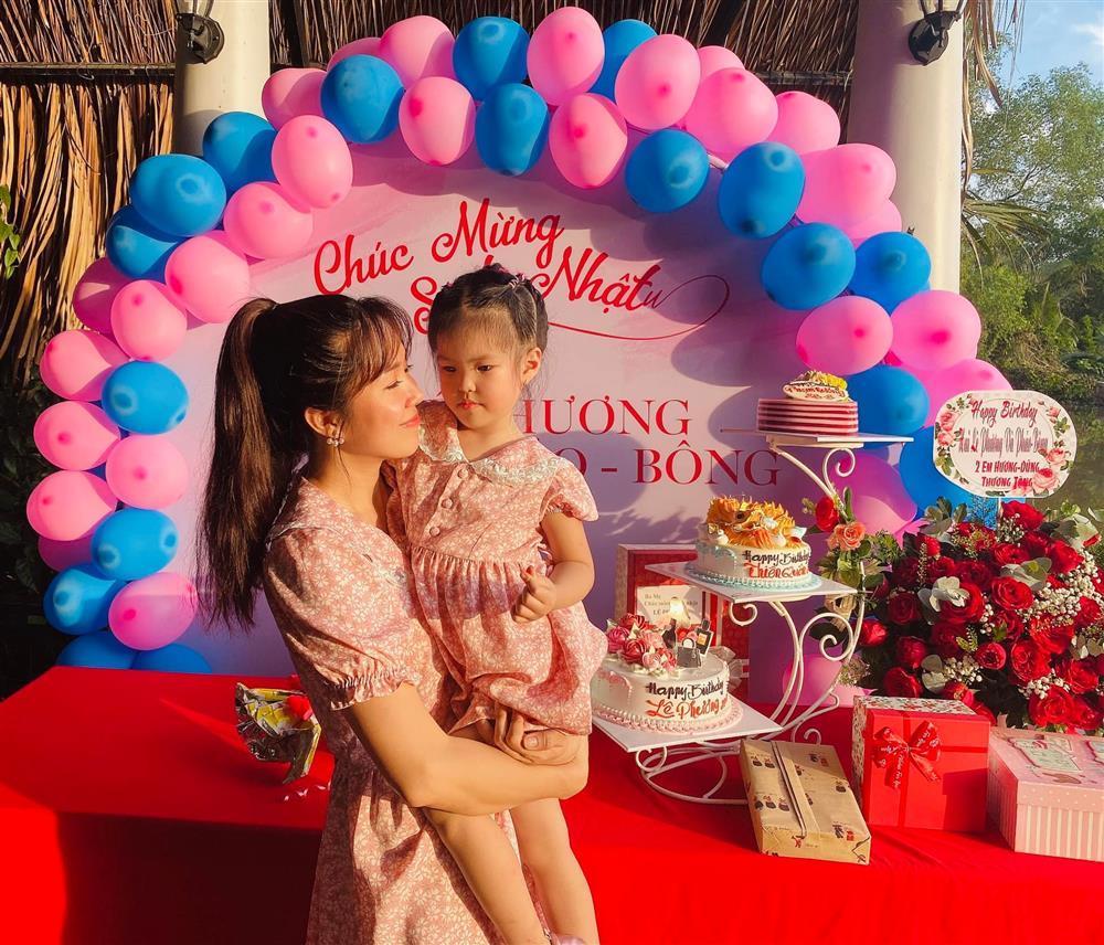 Gia đình Lê Phương mặc đồ đôi, tự đào lại ảnh phát tướng khi sinh con-1