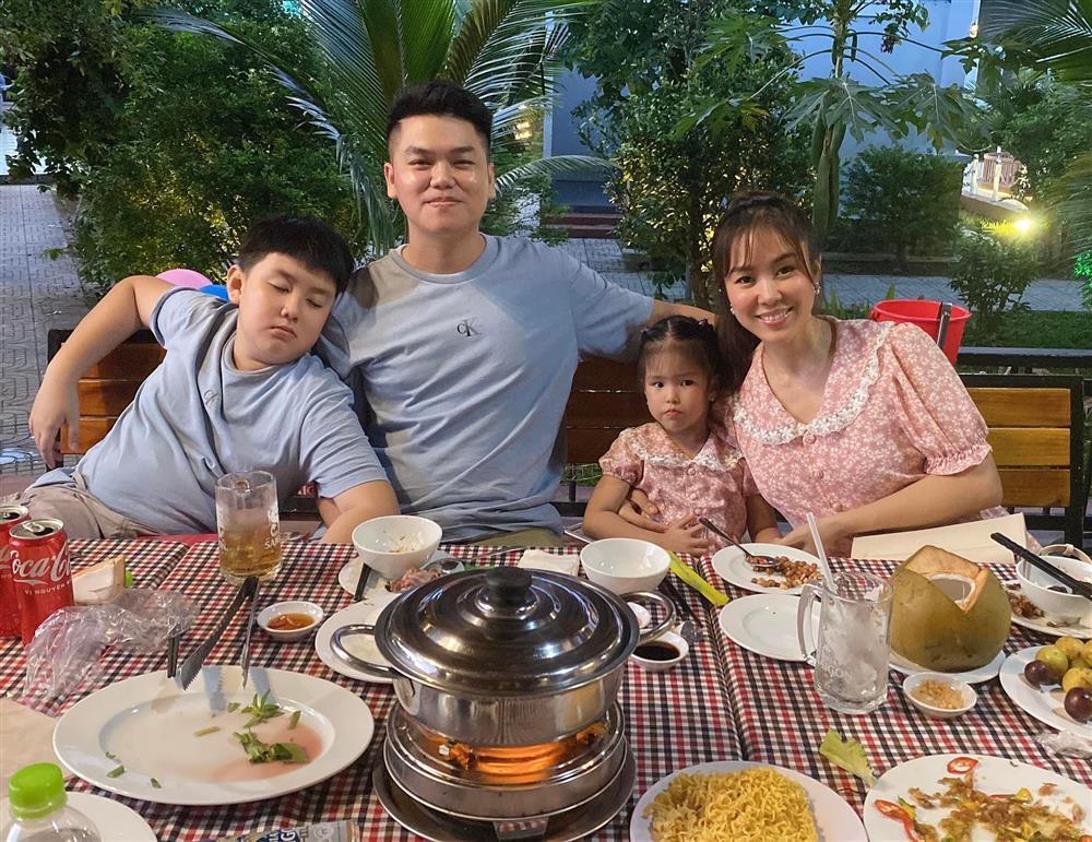 Gia đình Lê Phương mặc đồ đôi, tự đào lại ảnh phát tướng khi sinh con-2