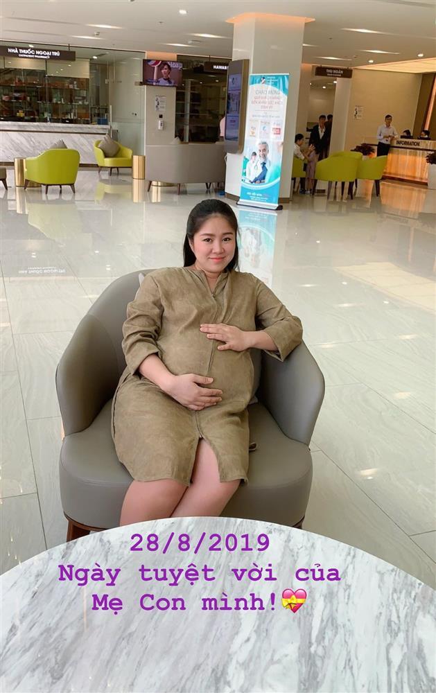 Gia đình Lê Phương mặc đồ đôi, tự đào lại ảnh phát tướng khi sinh con-6